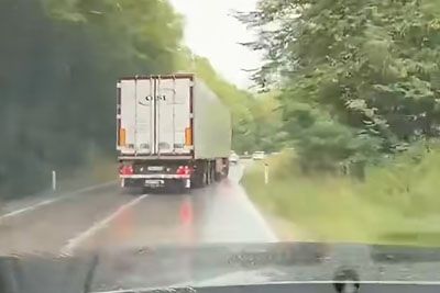 Kamion na cesti za las zgrešil vozila: Posnetek nevarne vožnje šokiral splet