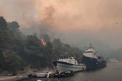 Na otoku Brač divja obsežen požar: Ogenj blizu hišam, razmere kritične