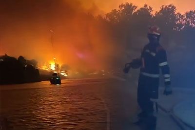 Ponoči groza na otoku Brač: Gasilci ujeti v požaru, s čolni evakuirali del mesta