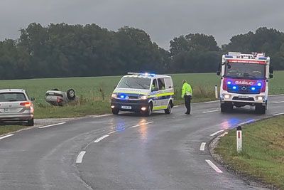 Posledice nesreče pri Cankovi, z vozilom na streho