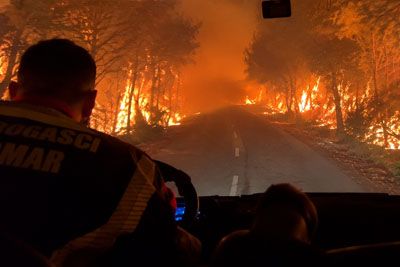 Dramatičen posnetek z otoka Brač: Gasilci skozi ogenj, da bi rešili ljudi in hiše