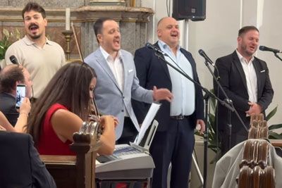 Pravljica na slovenski poroki: Igrala na violino, nato zapeli Modrijani in Kvatropirci