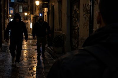Mlajši moški napaden sredi Ljubljane: Izpoved žrtve, dva sta se ga lotila s pestmi