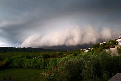 Nevihte nad Slovenijo, prižgan oranžni alarm: Previdno, burno dogajanje se širi po državi