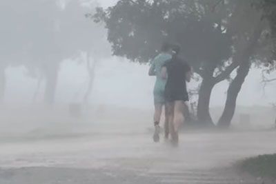 Par se ni zmenil za hud naliv v Istri: Poglejte, kako sta nasmejala Hrvate!