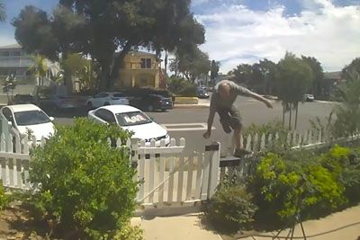 Vlomil v hišo, ni vedel za psa: Kamera posnela, kaj je storil zlati prinašalec