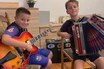 Leon (10) na harmoniko, Luka na kitaro: Brata ganila Slovenijo s pesmijo Franca Šegovca