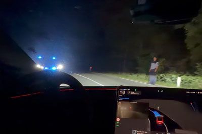 Teslin avtopilot na slovenski cesti: Naletel na policista, upošteval njegove znake