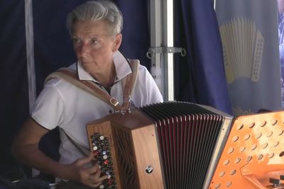 V ŽIVO: Francozinja še vedno igra harmoniko, zadnje ure do rekorda Roberta Goterja