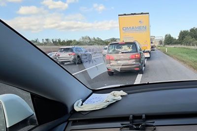 Teslin avtopilot na slovenski avtocesti: Tako ob zastoju ustvari reševalni pas