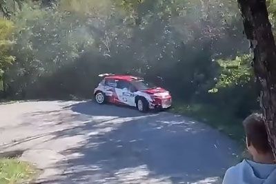 Marko Grossi blizu konca, dirkalnik za las obdržal na cesti
