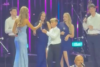 12-letni Maj očaral na Noči Modrijanov, zapel pesem v poklon pokojnemu pevcu