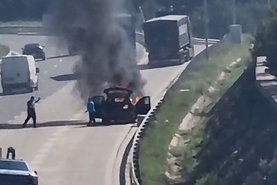 Na primorski avtocesti zagorelo vozilo, Soška cesta vzela življenje motorista