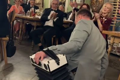 Robert Goter pokazal, kako igra harmoniko: Sedel na njej in zabaval goste