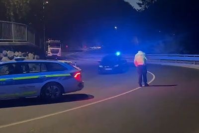 Huda nesreča pri Mežici: Trčil v kolesarja, oba s sovoznikom peš pobegnila