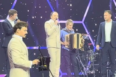 15-letni Tilen že od rojstva slep, na odru z Modrijani v dar prejel harmoniko