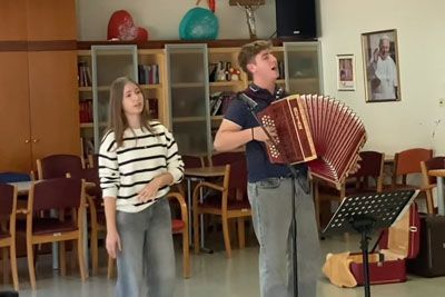 Brat in sestra zapela v domu starejših Ljutomer, s harmoniko ganila stanovalce
