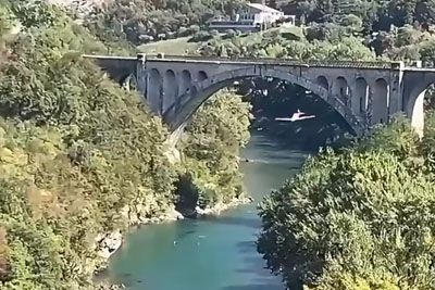 Prelet pod mostom v Solkanu: Primorski pilot že včeraj poletel nad reko Sočo