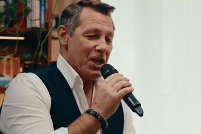 Marko Vozelj očaral na domu Modrijana, zapel pesem o lepotah Dolenjske
