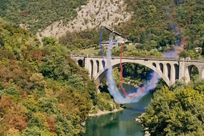Benđo s hitrostjo preko 260 km/h poletel pod Solkanskim mostom