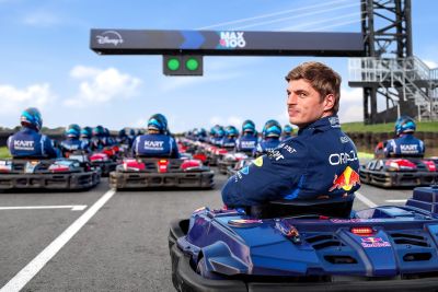 Red Bull objavil posnetek Maxa Verstappna proti 100 amaterjem