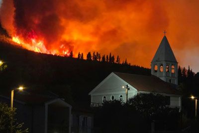 Hud požar na Hrvaškem, gasilci sredi noči pred ognjem branili hiše