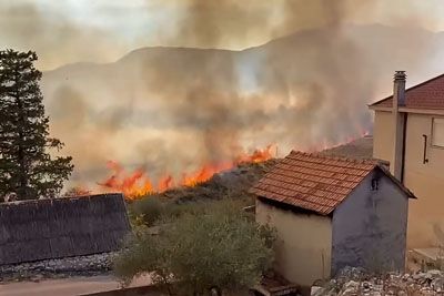 Nov požar na Hrvaškem dosegel hiše, vasico rešili štirje kanaderji