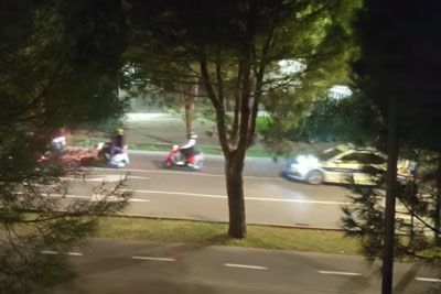 Mladi na skuterjih, za njimi policisti: Posnetek iz Izole, ki znova pretresa