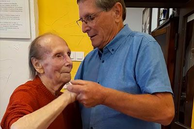 70-letni Ivan za rojstni dan zaplesal s 93-letno mamo, prizor ganil Slovenijo