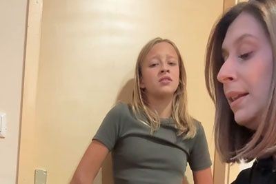 11-letna Žana zapela pesem Za naju, ob klavirju jo je spremljala vzornica Eva Boto