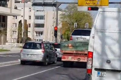 Nevsakdanji prizor sredi Ljubljane, na prikolico traktorja naložil Passata