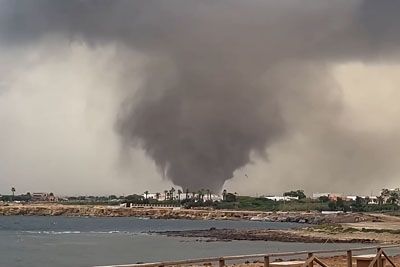 Divjala dva tornada v Italiji, vrtinec prevračal vozila in odkrival strehe
