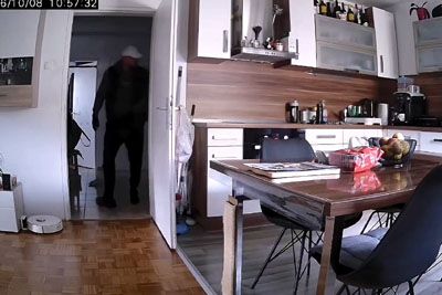 Sredi belega dne vdrl v stanovanje v Žalcu, posnela ga je kamera