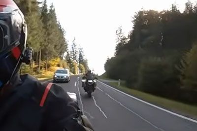 Divja vožnja motorista v Italiji: Zapeljal v gozd, rešil se je po čudežu