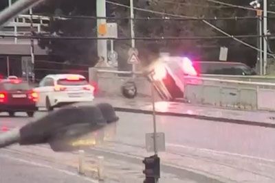 Policijski avto v Pragi prebil ograjo mostu in zletel v reko, policista rešil tekač