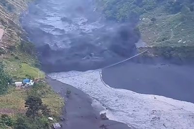Nepal spet udarila katastrofa, vodni val odnašal hiše in mostove
