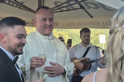 Župnik pred mašo zapel z ženinom in nevesto