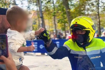 Posnetek policista obkrožil Slovenijo: Poglej, kako je na motorju osrečil malčka