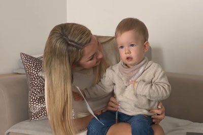 21-mesečni Valentino živi z novim srčkom, ponosno pokazal, kje mu bije