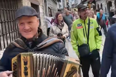 Harmonikar na ulicah Sarajeva igral slovensko pesem
