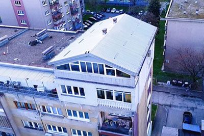 Bosanec na strehi stanovanjskega bloka zgradil kar hišo, dovoljenja pa nima