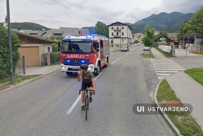 Kolesar gasilcem v Bohinju kazal sredinca: Vozil po sredini, oviral pot do požara