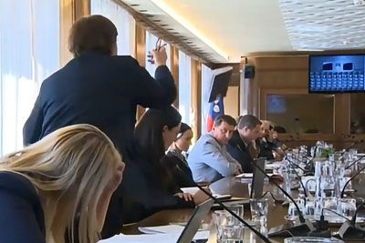 Sukičeva imela vsega dovolj, proti Mahniču poletel poslovnik DZ