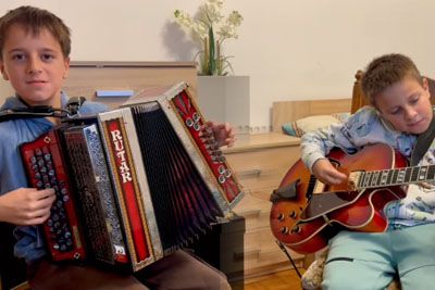 10-letni Leon na harmoniko, brat na kitaro: Zaigrala pesem Lojzeta Slaka