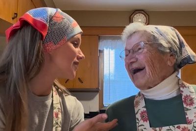 94-letna babica Stanka, ki z vnukinjo osvaja splet s slovenskimi jedmi