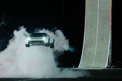 Elon Musk predstavil novi Tesla Roadster, ki lahko leti in izvaja akrobacije