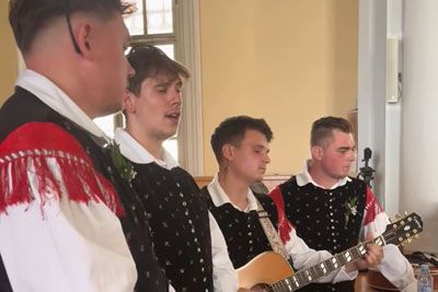 Med poroko v cerkvi ganili Slovenijo, ženinu in nevesti zapeli eno najlepših pesmi