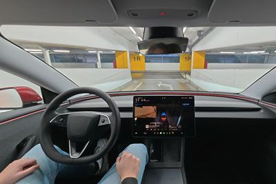 Teslin avtopilot sredi Ljubljane: Bo sam našel pot iz parkirne garaže?