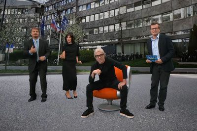 Tilen Artač nasmejal s parodijo, pesem Foxy Teens priredili kot RTV voditelji