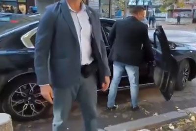 Varnostnik grobo odrinil novinarko, obležala na tleh in končala v bolnišnici